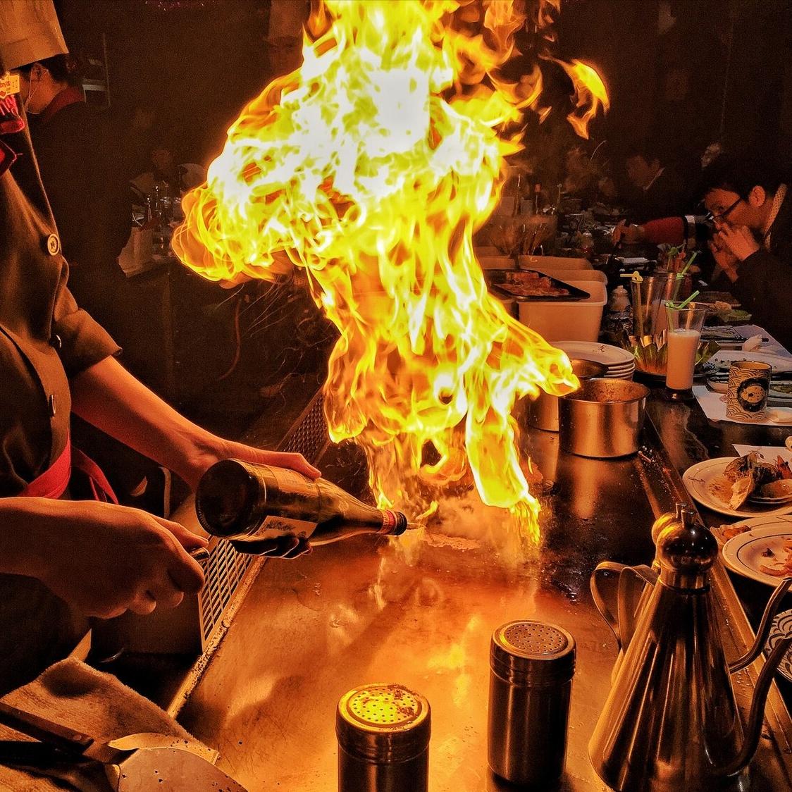 燃情铁板万物烧，烈焰闻香识味趣