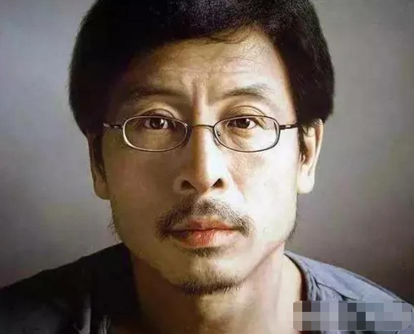 冷军画2个破旧发动机，横着放卖198万，竖着放卖了1897万，值吗？