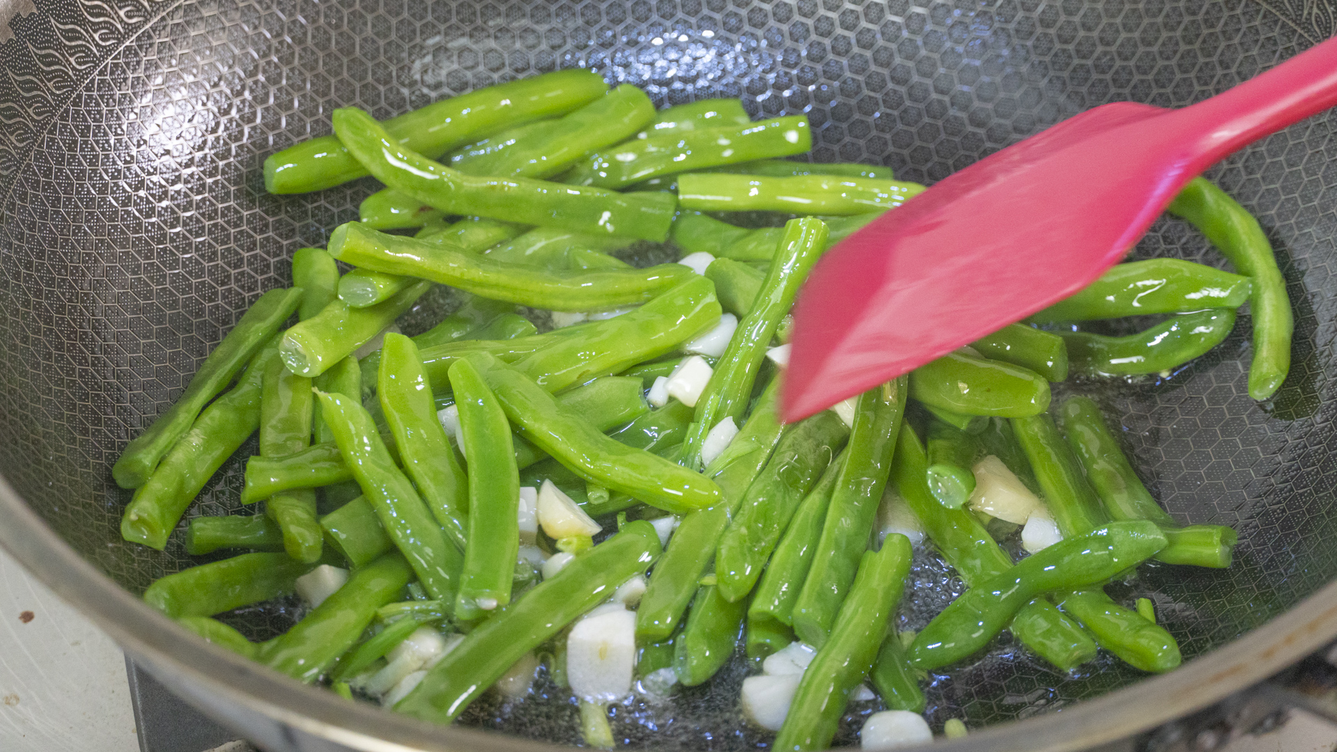 建议女人，多善待自己，少喝奶茶多吃6道菜，脸色红润，精神饱满