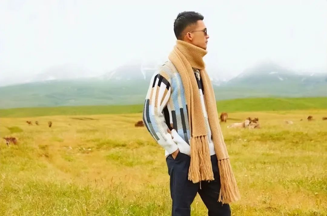 85后小伙辞职回乡织毛衣，年入500万，两登央视，一件毛衣卖8990，有何过人之处？