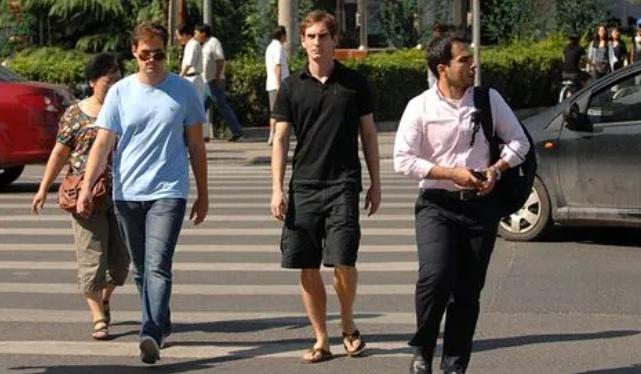 3名老外街头*戏调**中国女孩，公然挑衅警察，最终惨遭东北小伙围殴