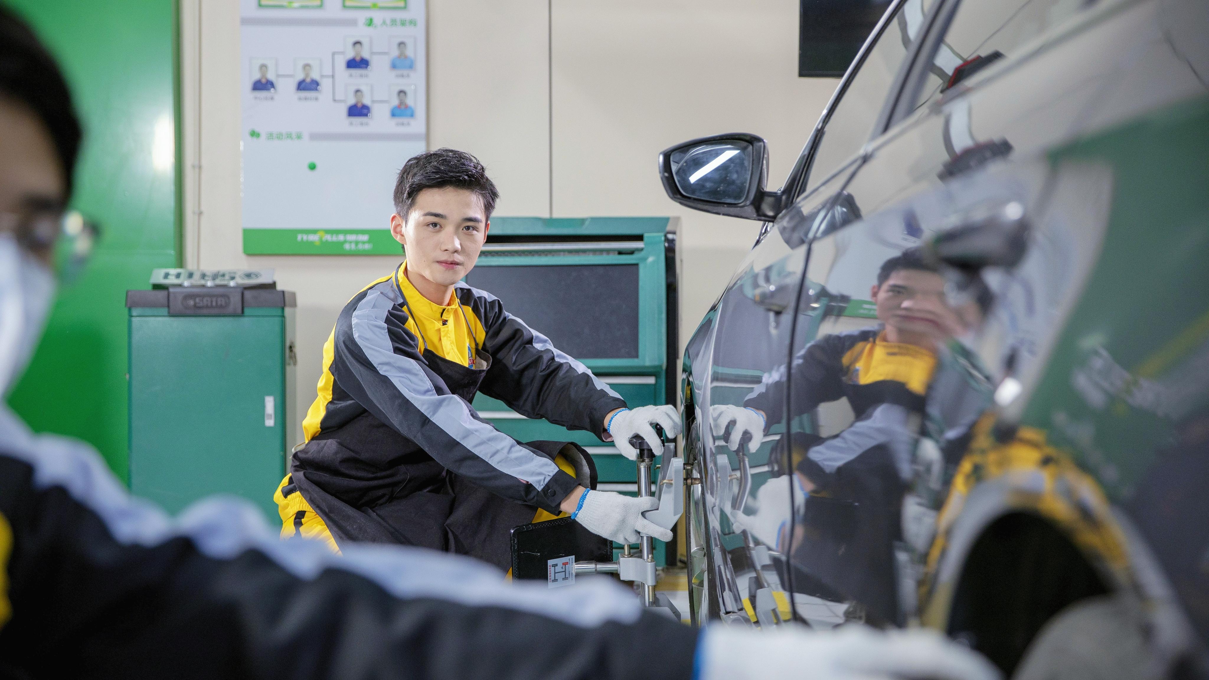 男孩学汽车技术有前途吗,孩子学钣金喷漆有前途吗