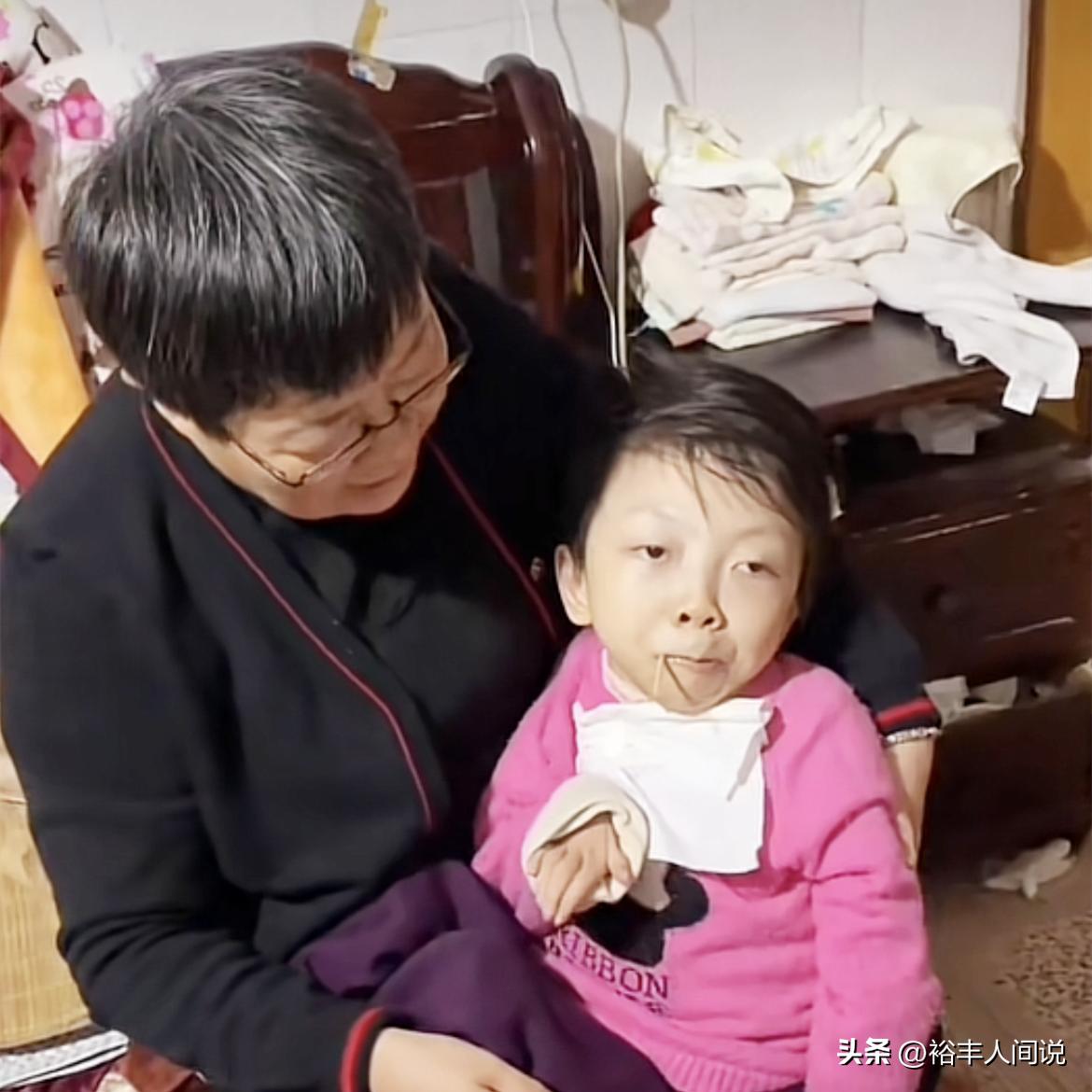 一路走好！16岁网红欢欢不幸去世，51岁妈妈照顾16年爸爸选择抛弃