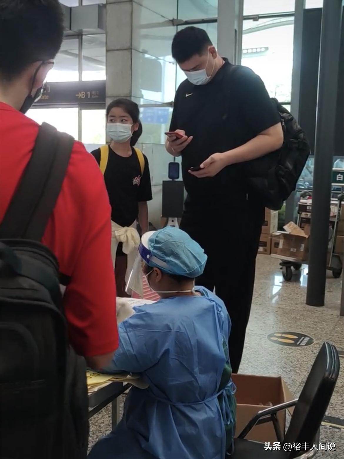 姚明带女儿现身机场,姚明携女儿亮相机场