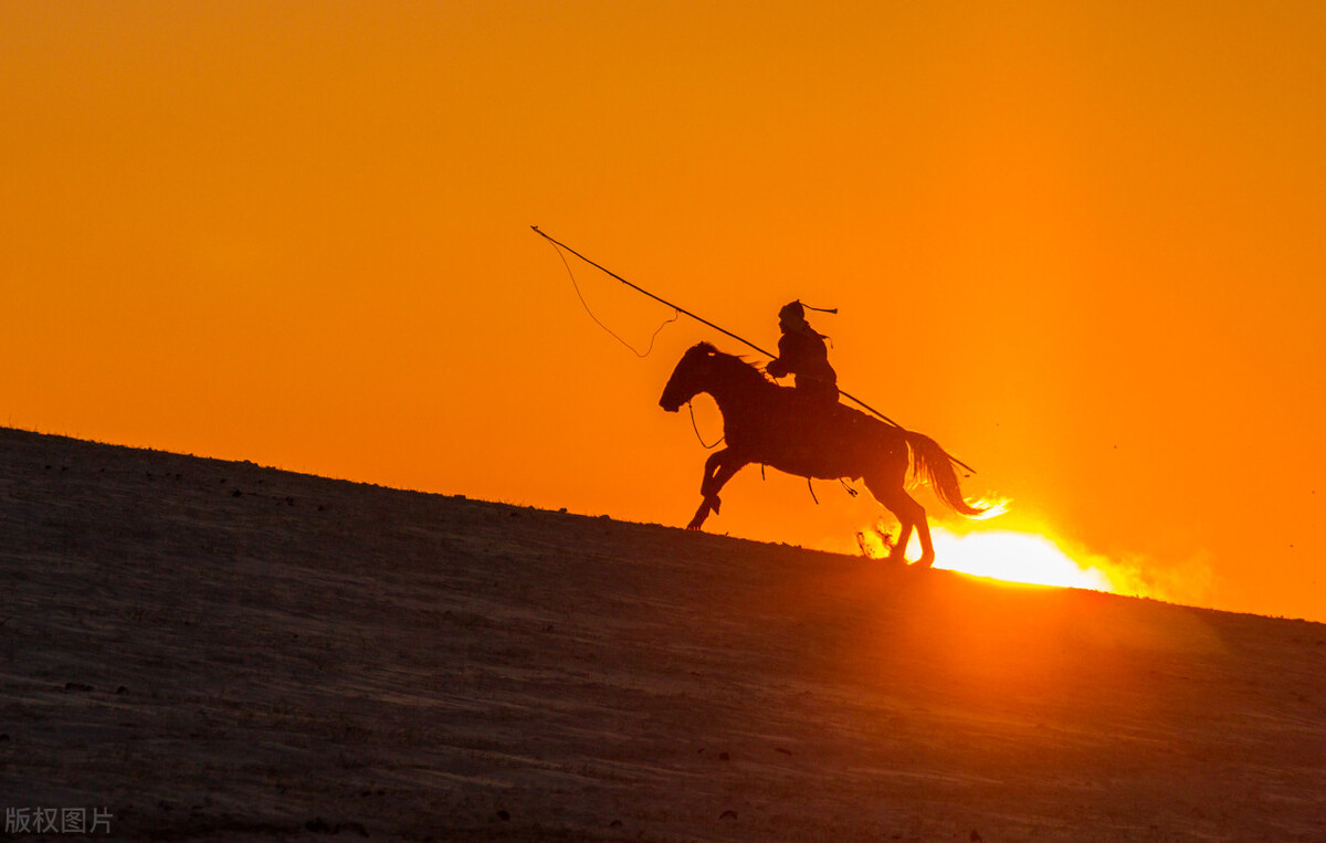 在草原上骑马是一种享受,草原骑马的真实感受