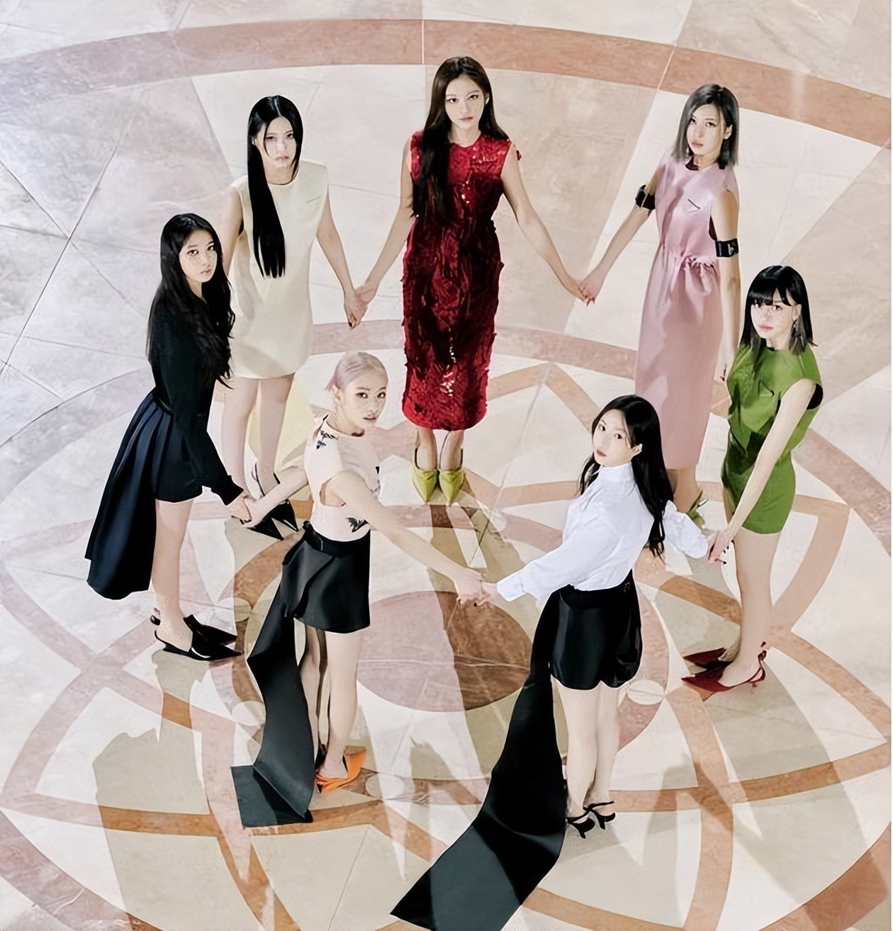 JYP新团出道即受关注，成员雪允因颜值出圈，却被指不尊重粉丝？