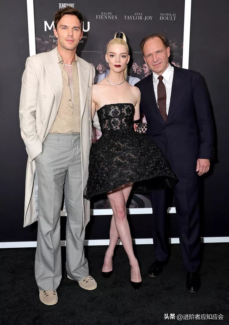 欧美明星时尚街拍2019年7月30日,欧美老年时尚博主穿羽绒服街拍