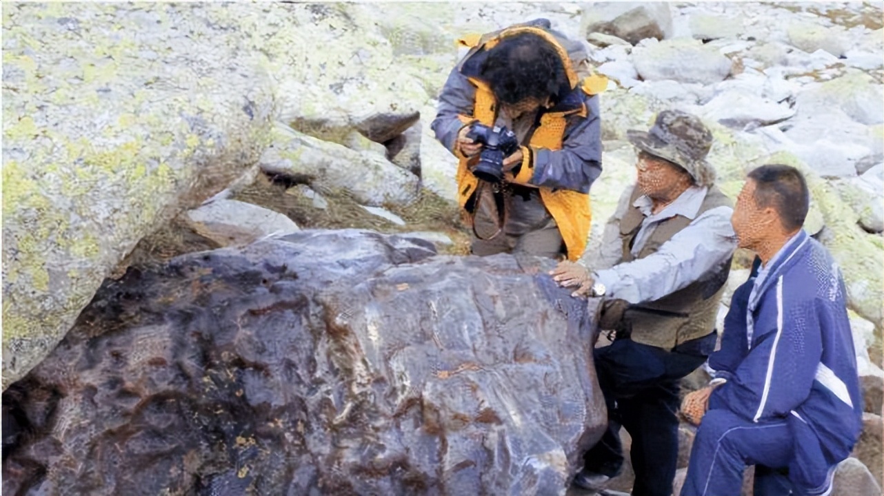 新疆一牧民发现17吨重陨石,最近新疆发现的最贵的陨石