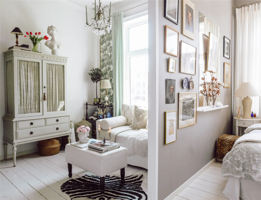 31岁“大姑娘”买下23㎡蜗居，小家切两半做客厅卧室：也太舒服了