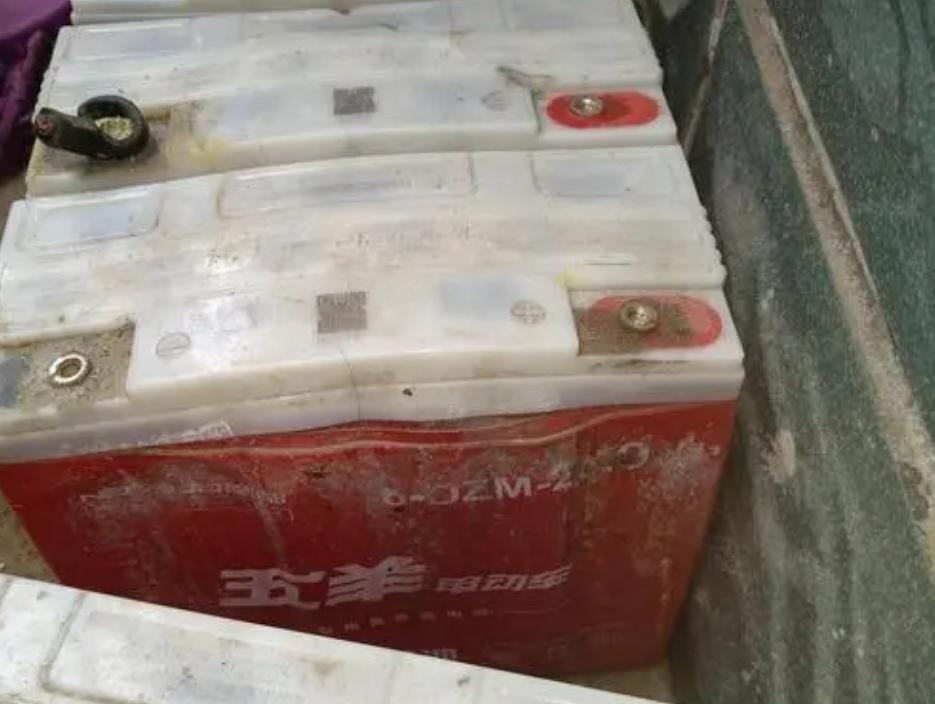 电瓶加了修复液充电鼓包怎么回事,电车电池胀了鼓包了还能充电吗