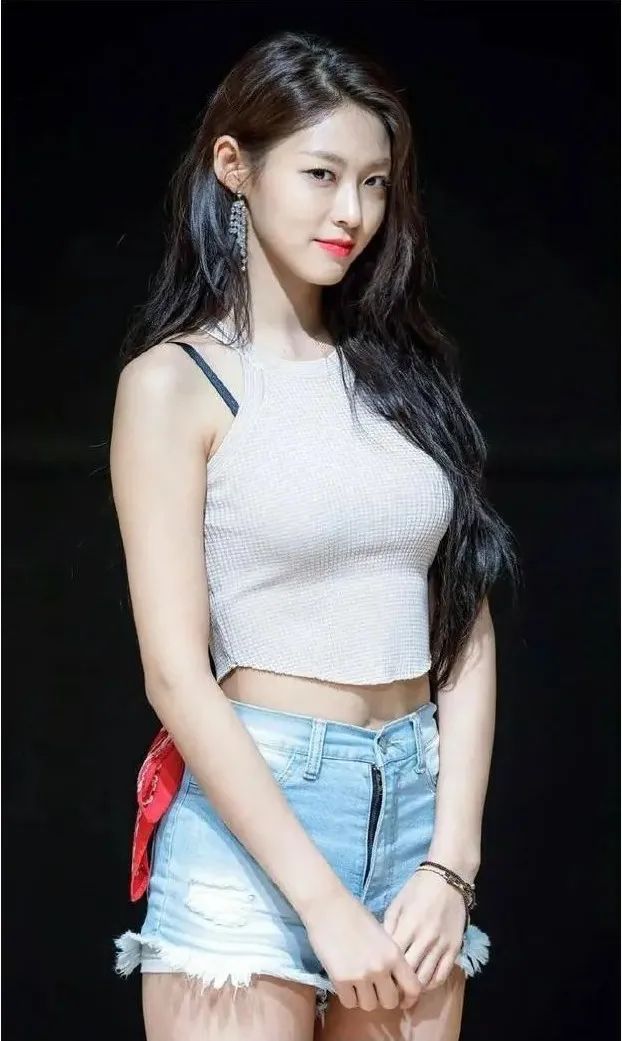 被网友称为“韩国最强肉体”身材演技在线的金雪炫还热衷慈善事业