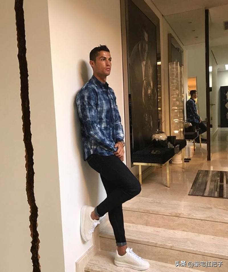 C罗9套豪宅曝光，女友花半小时才走到客厅，车库有超20辆顶级跑车