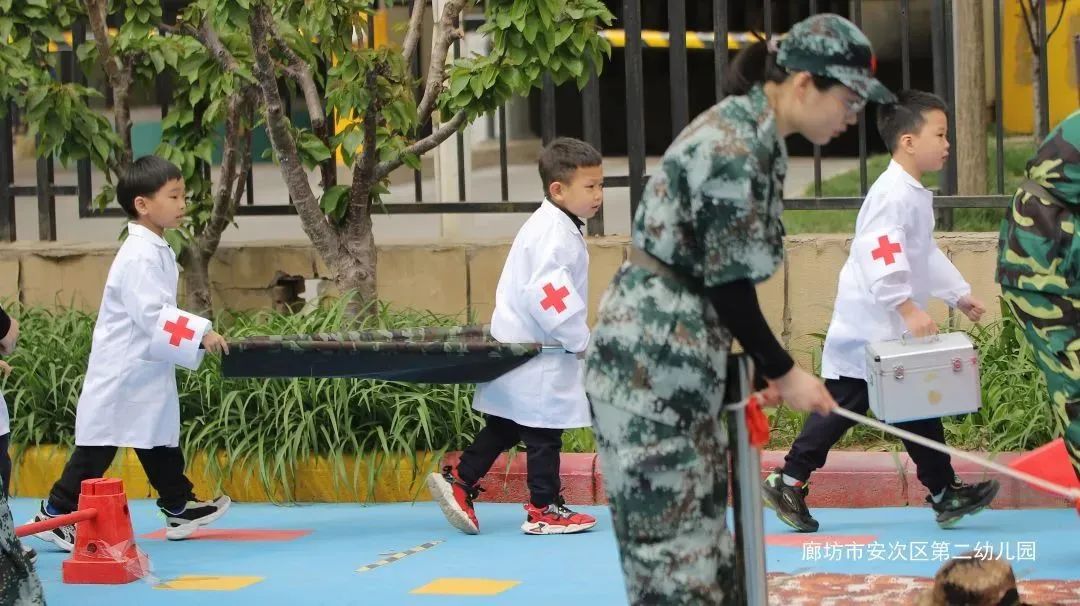 幼儿园聆听红色故事传承红色精神,传统文化在幼儿园的传承实践案例