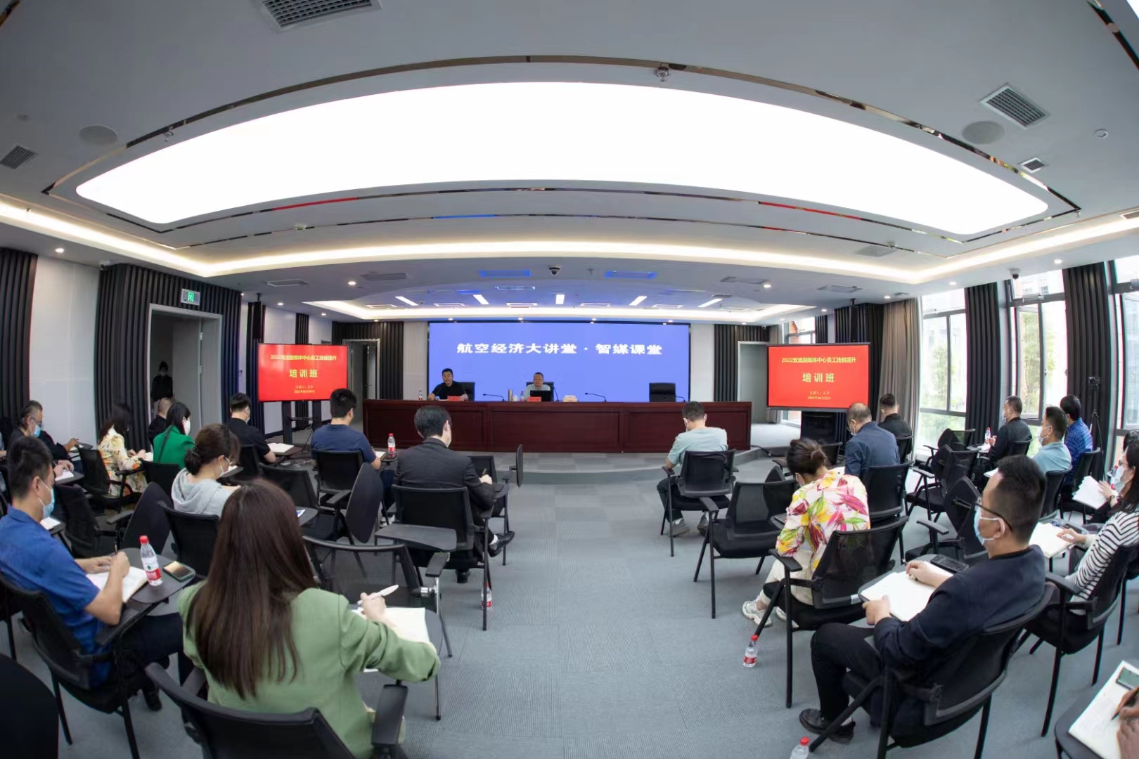 既要抬头看路又要低头干活,既要抬头看路又要低头拉车