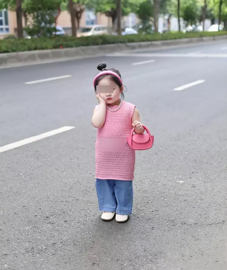 妈妈在地铁里为*女幼**拍摄成人视频的视频，已经炸成无数臭儿童软色情！