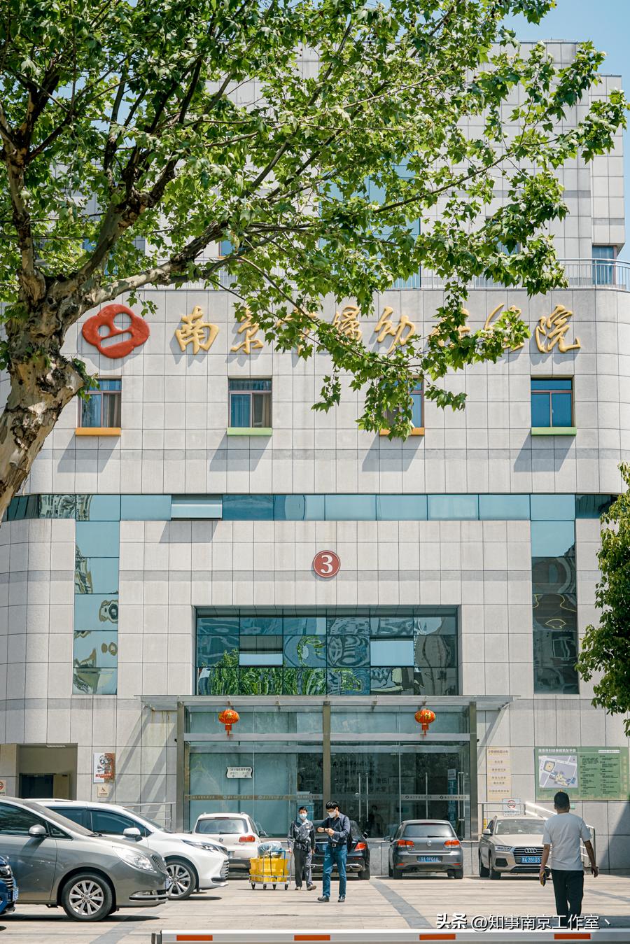 南京省中医门外，侯家桥道寻常