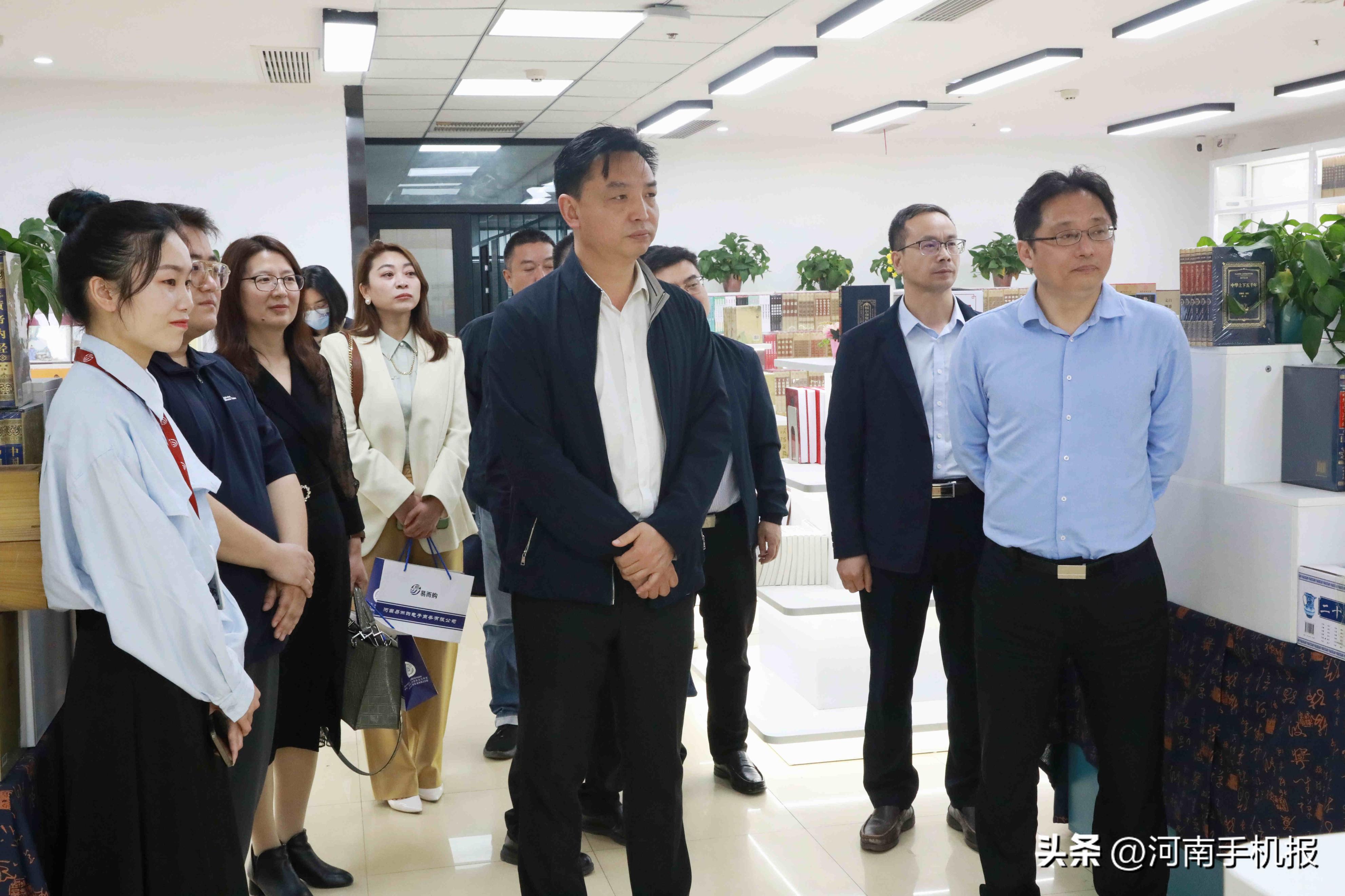 河南手机报有限公司与河南开放大学今日签订“直播电商”战略合作协议