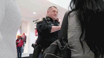 美女们一丝不挂就出门了，竟无人看出这是画的，网友：行为艺术吧