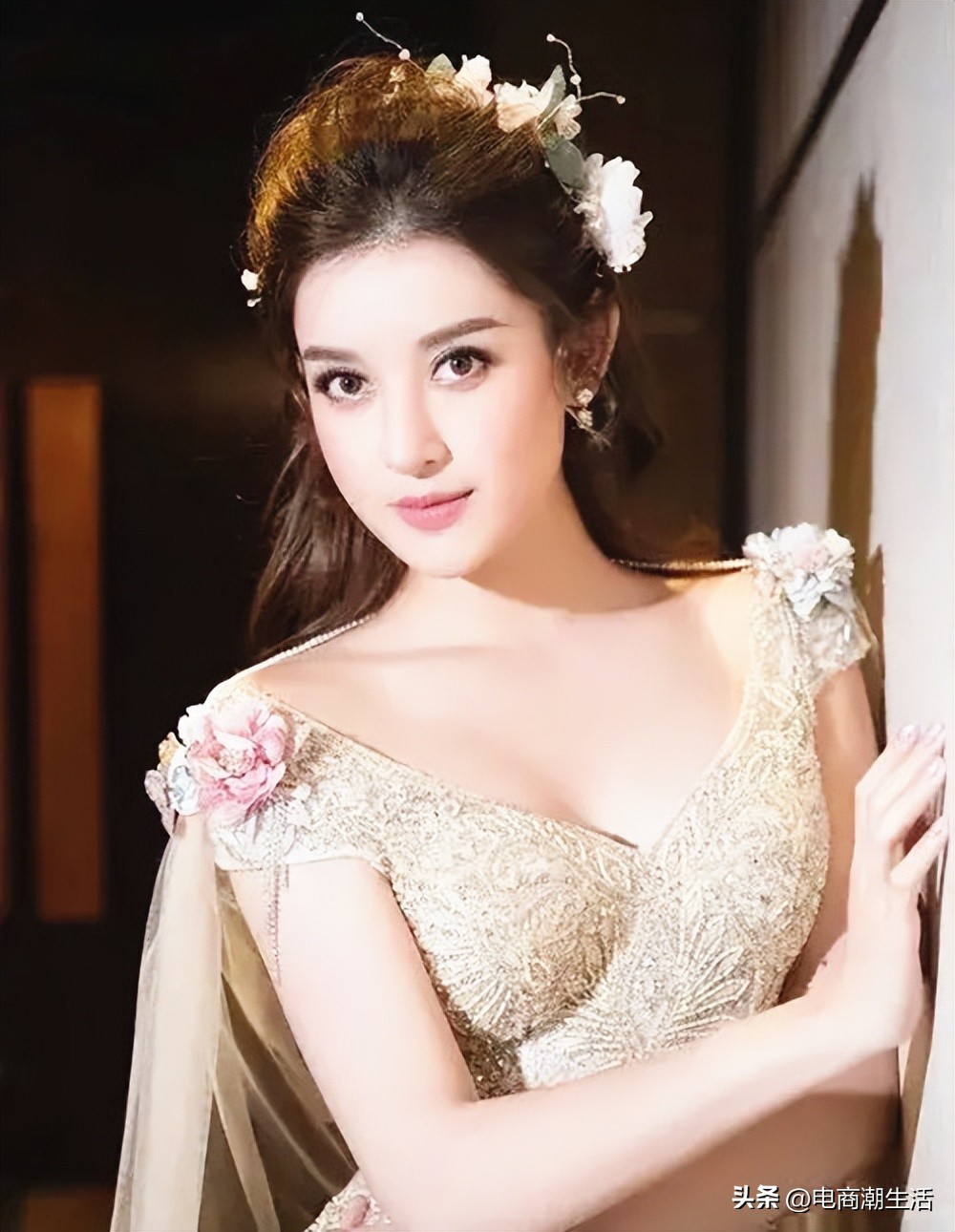 越南国宝级美人，红唇丹齿美丽动人，极致的穿搭演绎高贵名媛风