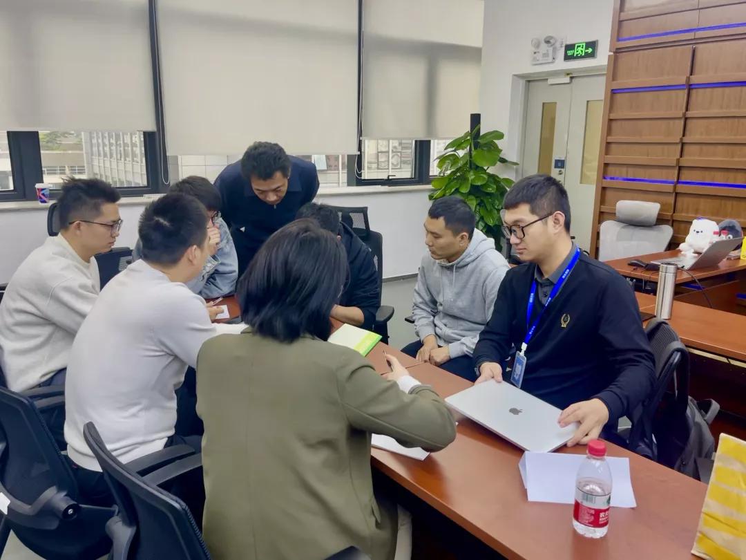 凝心聚力共奋进创新突破向未来,凝心聚力共创佳绩的内容