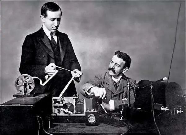 爱因斯坦最恐怖的实验,爱因斯坦闪电实验