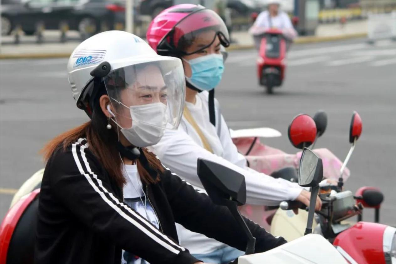 骑国标电动车不戴头盔应该罚款吗,6月1号电动车上路不戴头盔罚款么