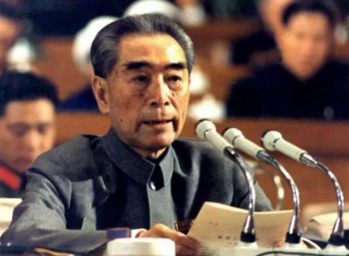 1959年人民大会堂落成，毛主席看着天花板笑问：这是谁的主意