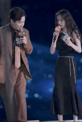 明星红毯假摔事件,明星红毯假摔倒抢镜