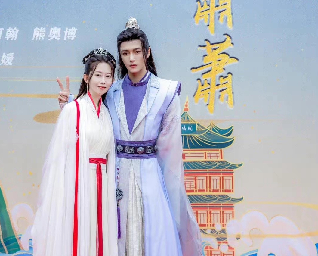 富婆为圆明星梦出资找小鲜肉演情侣？开机时男主一脸“生无可恋”