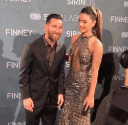 梅西球迷吹响梅吹,一个梅西球迷一个c罗球迷