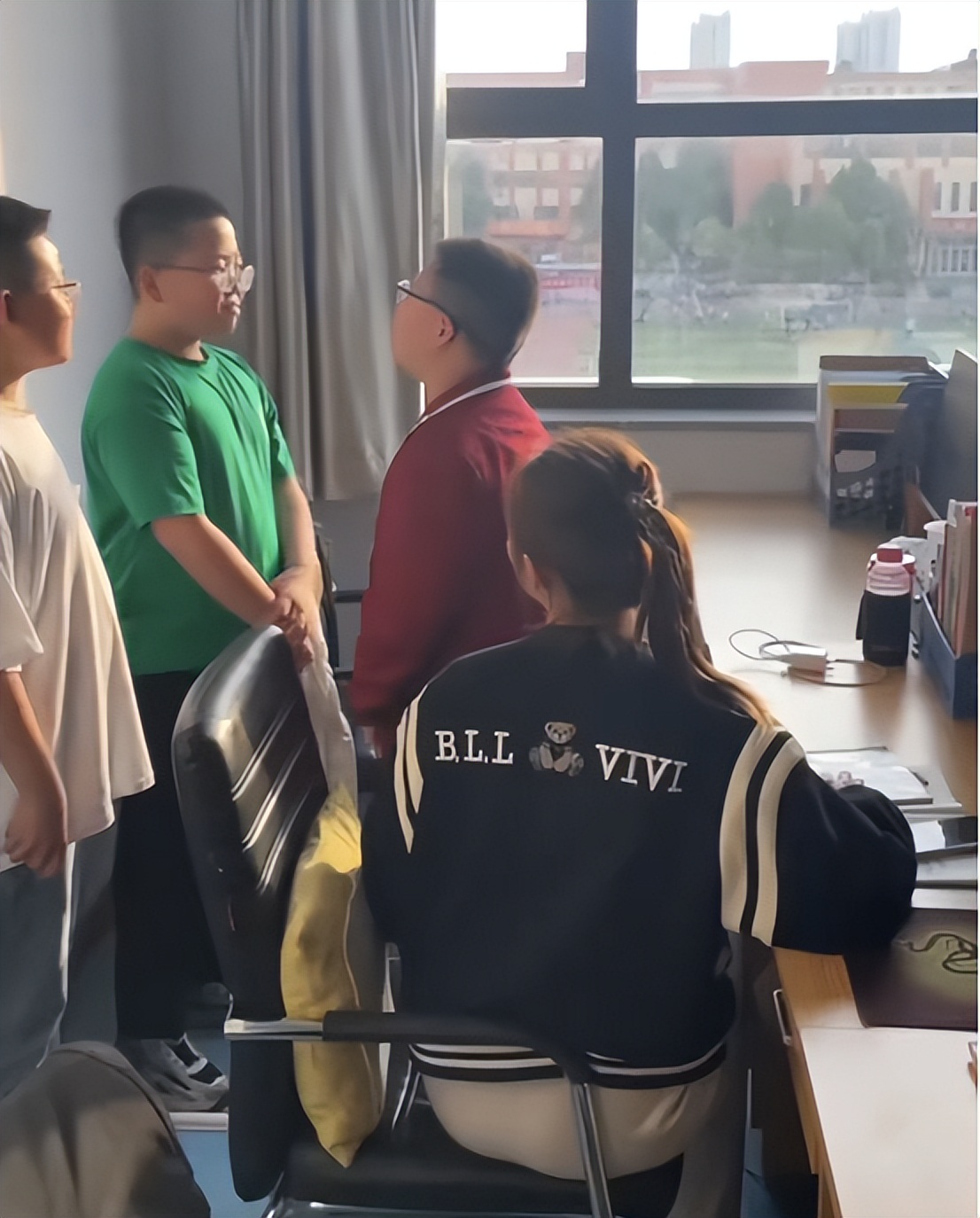 学校老师课间操意外走红,学校办公室老师视频