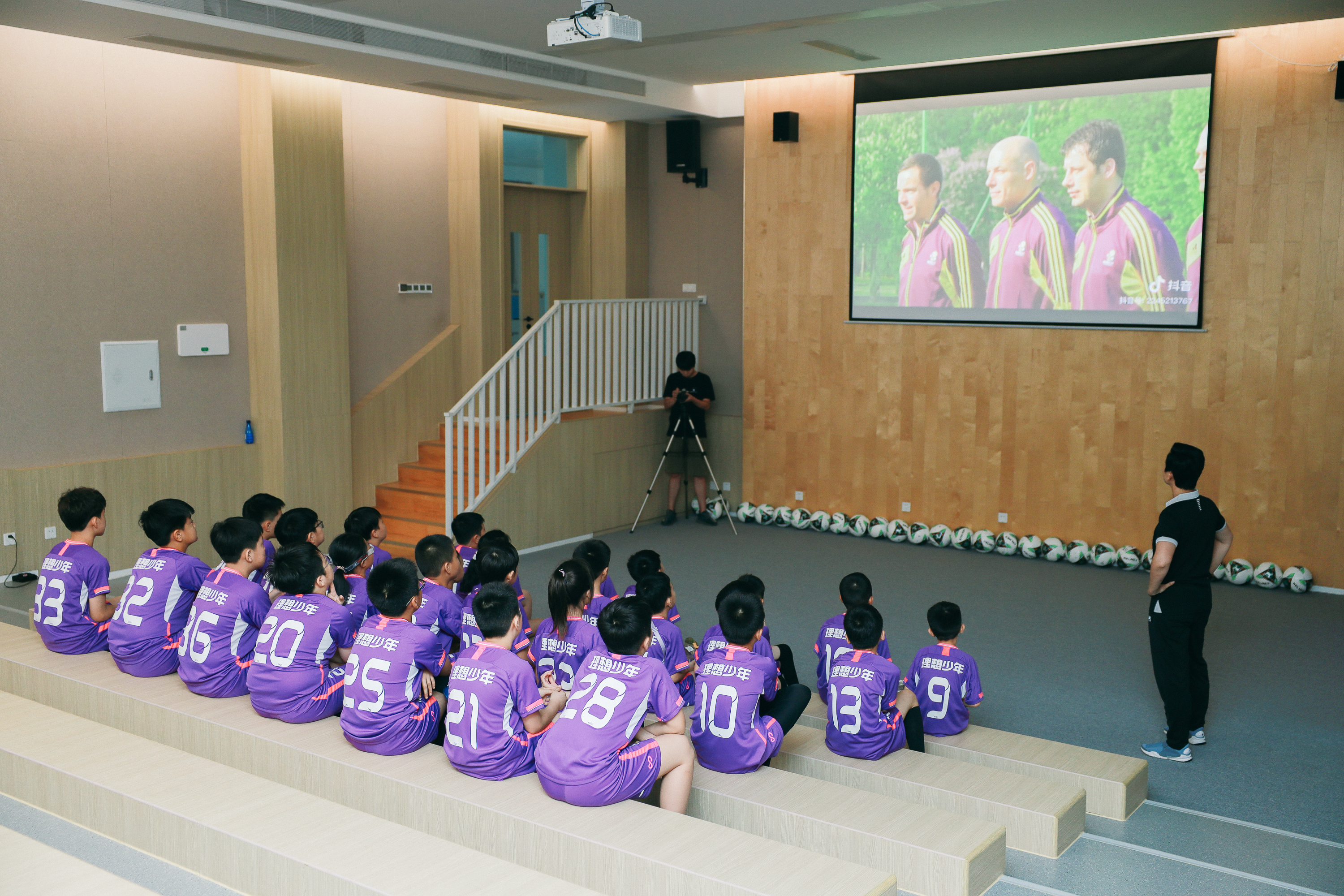 刚入足球队,刚入门踢球