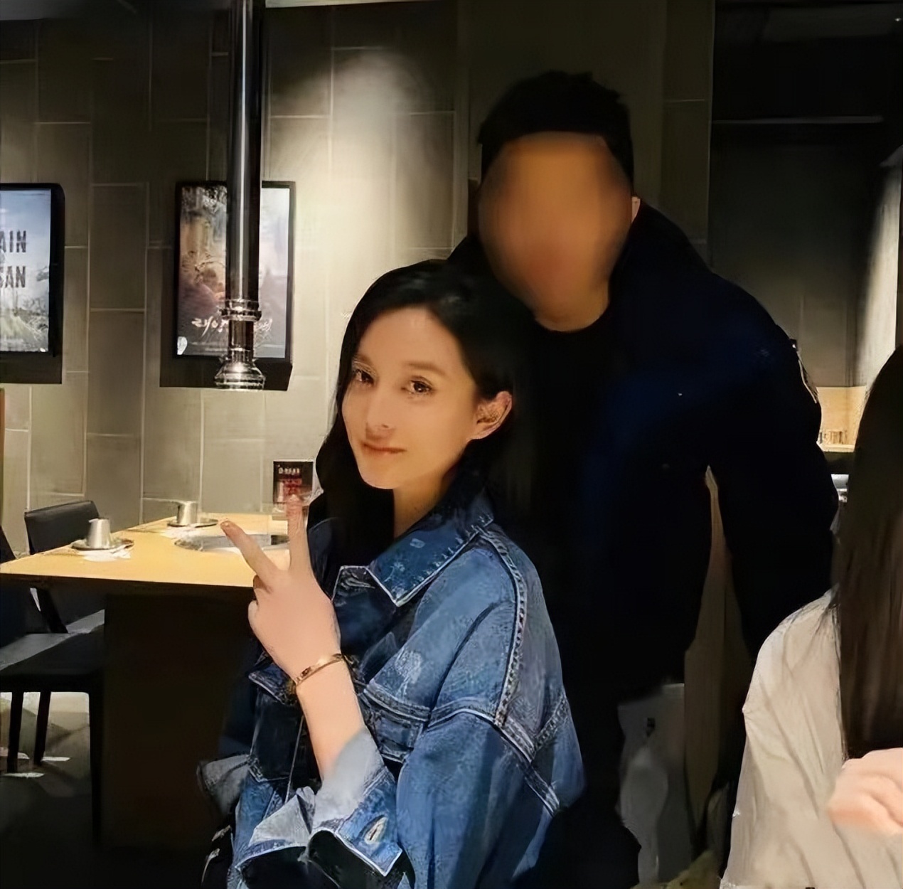 毛阿敏和女儿休闲合影照片,60岁毛阿敏与19岁女儿同框