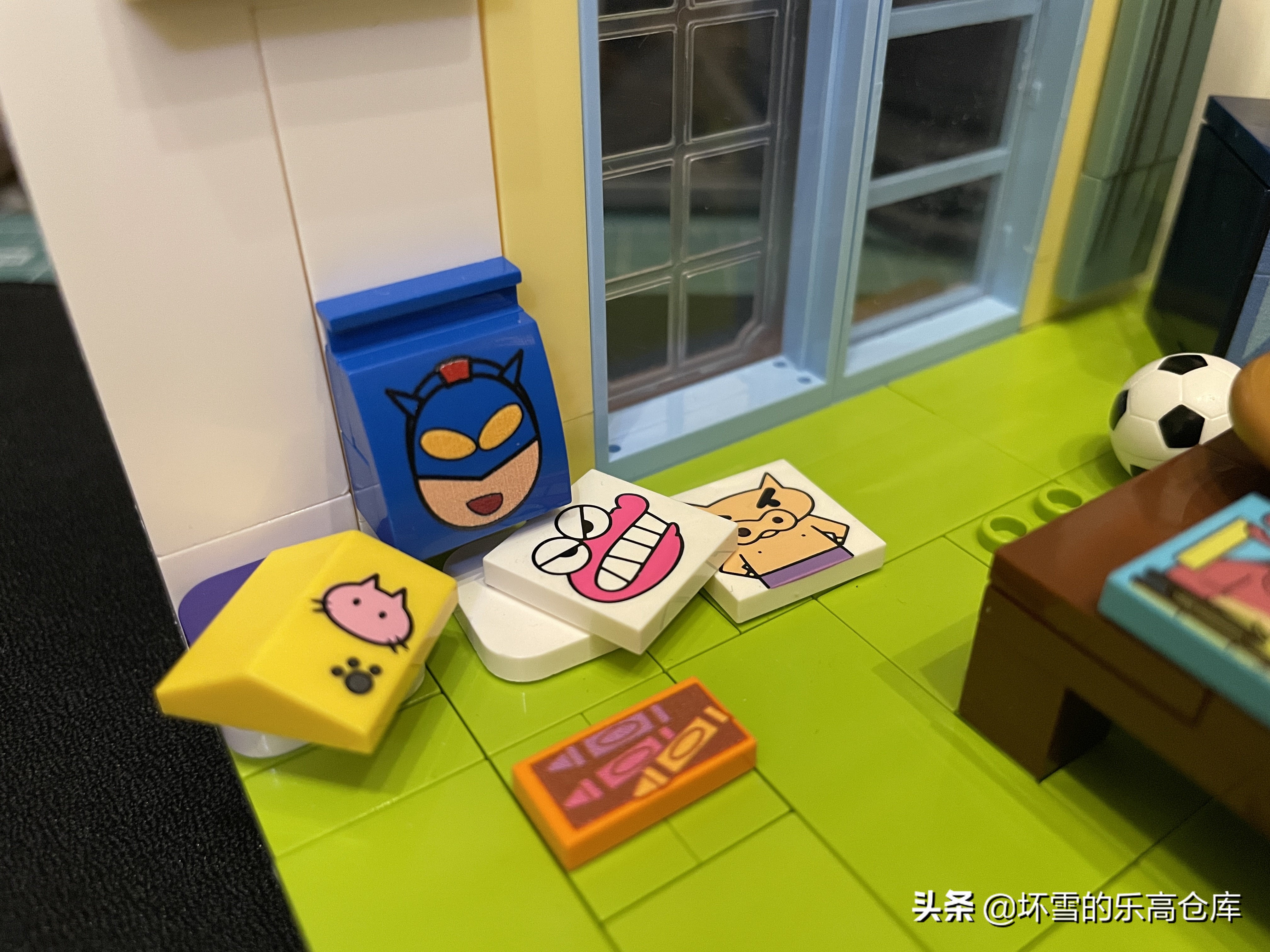 小新来妮妮家看动感超人,小新玩动感超人游戏