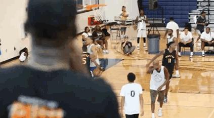 新科武状元当街被打,状元被暴打