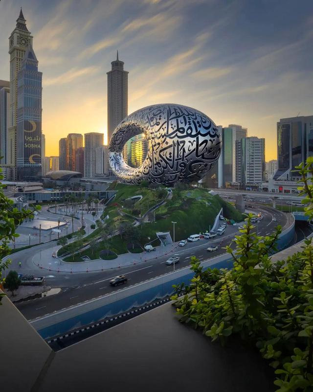 迪拜再添新地标！未来博物馆正式开放，建筑室内无一根柱子