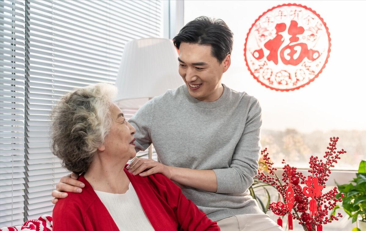 在女婿家带娃8年，儿子买车我给了10万，女婿：让你儿给你养老