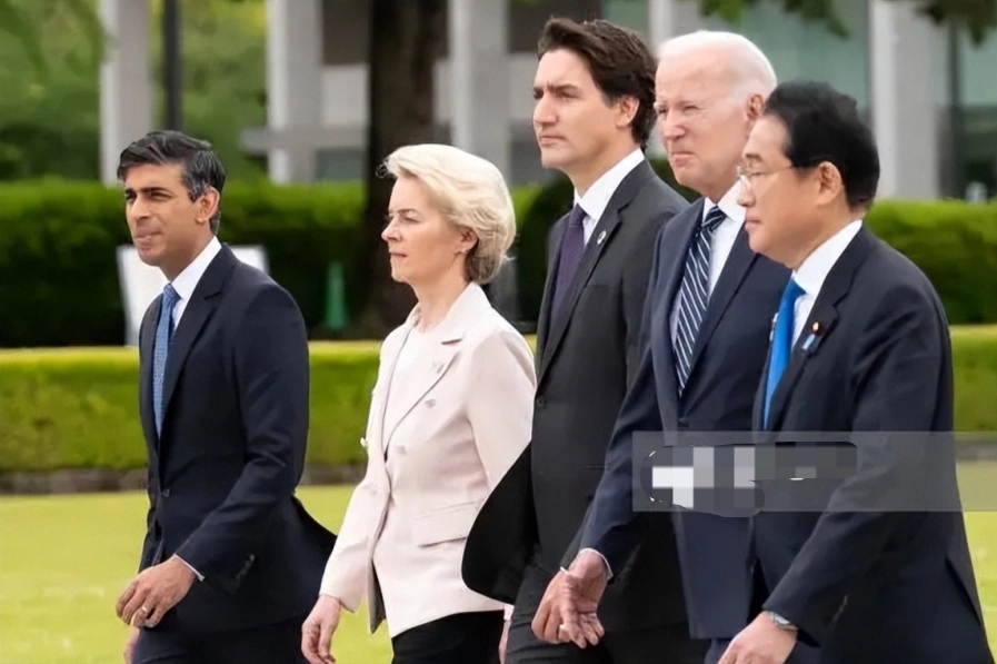 日本广岛G7首日大合影来啦！坐大圆桌吃午饭，意大利女总理美出圈