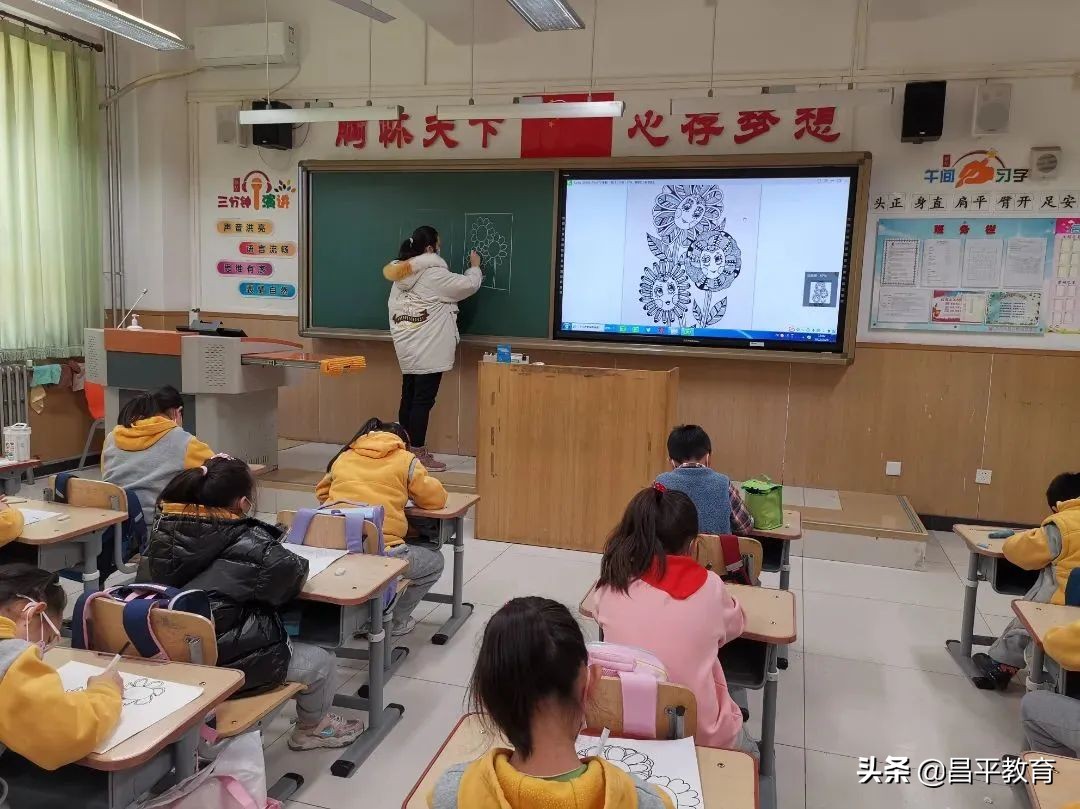 90多门课程助力巩华娃学足学好