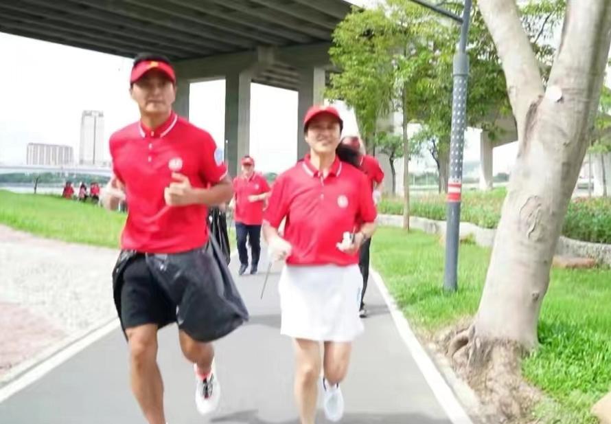 62岁何家劲有女儿吗,何家劲的一生年轻童年是怎么过的