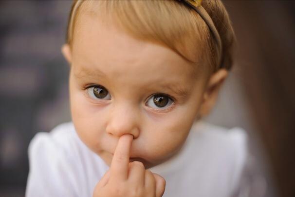 孩子老是抠鼻孔吸鼻子,小孩一直抠鼻孔怎么解决