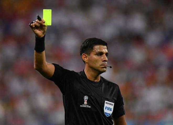 足球比赛中红牌罚下还补人吗,足球比赛出现红牌的概率