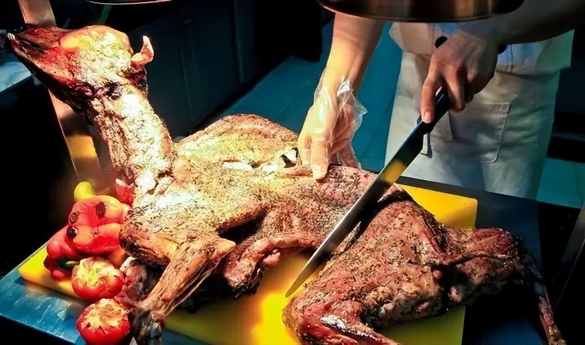 中国人在伊拉克开餐馆，一年赚了300万，美国大兵开直升机来买酒