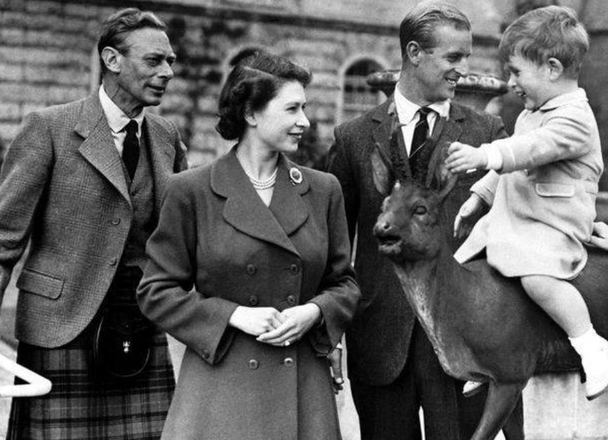 查尔斯怀念菲利普亲王,英国国王查尔斯悼念父亲