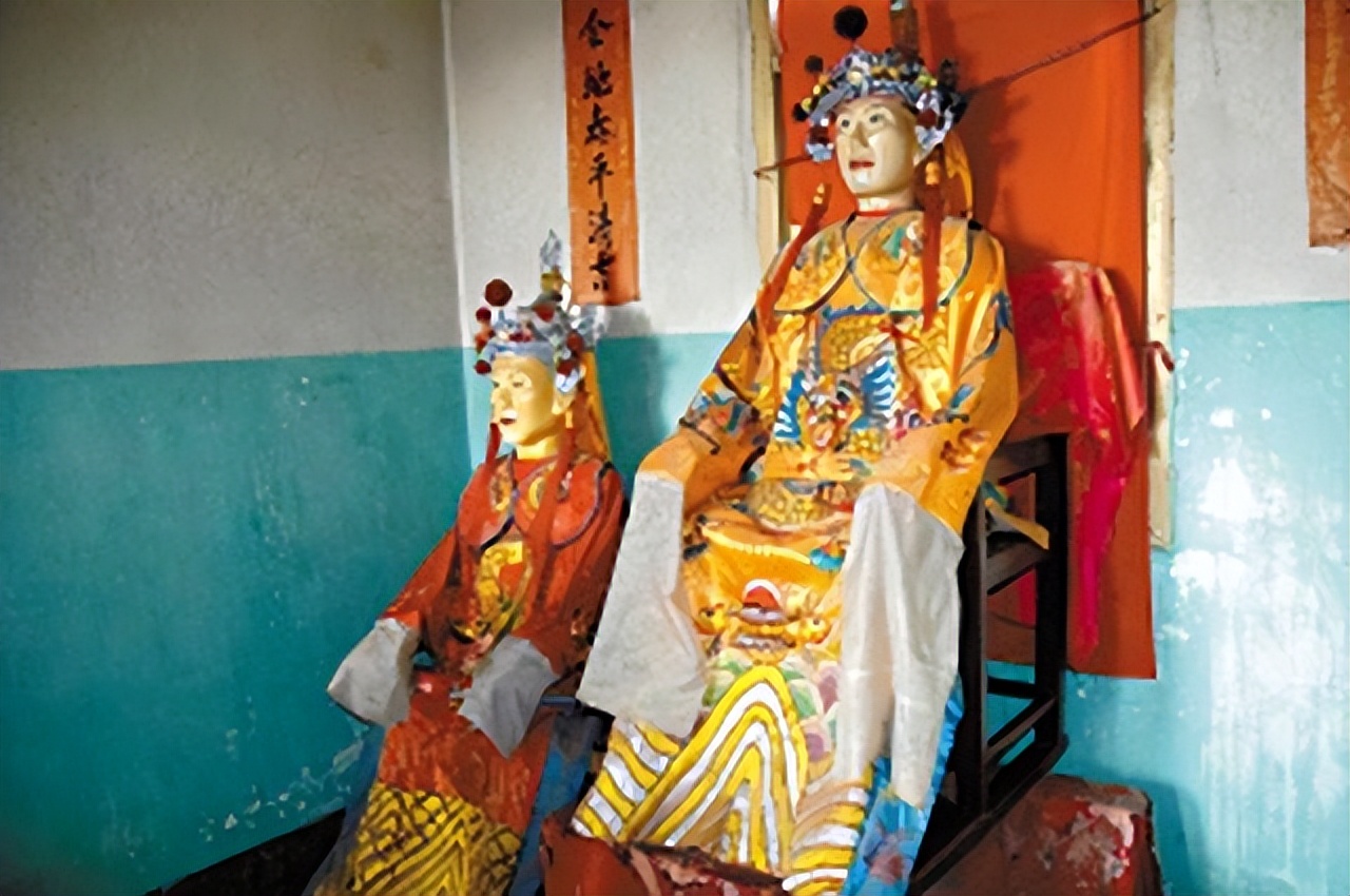 江西孝子为父亲遗体塑金身 (江西男子为父亲塑成金身)