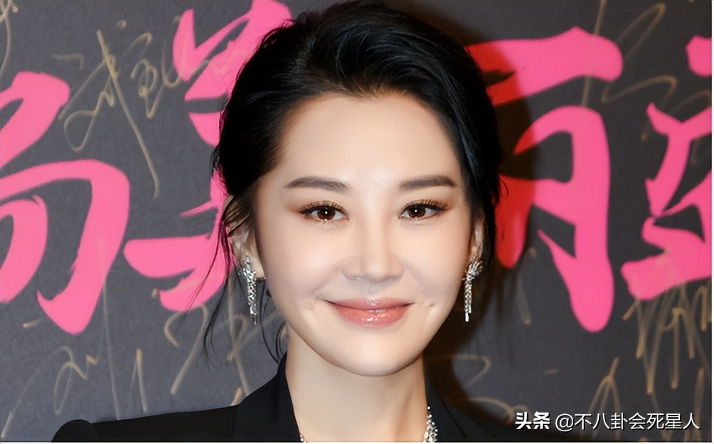 年轻时很美老了很丑的女星,年轻时候不好看老了漂亮的明星