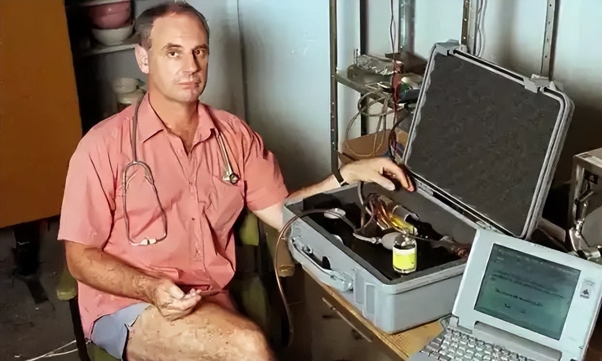 他设计了一个安乐死舱，30秒一键去世，能搬到任何地方