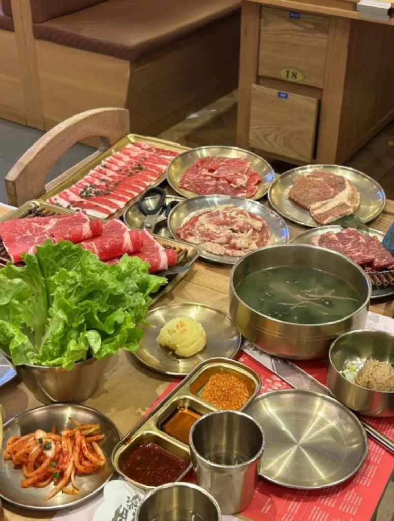 食光里丨每天都在排队的烤肉店，石景山这个“老太太”厉害了