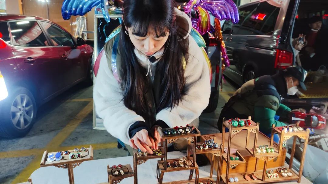 年轻人辞去大厂的工作去摆地摊 (离职去摆摊怎么样)