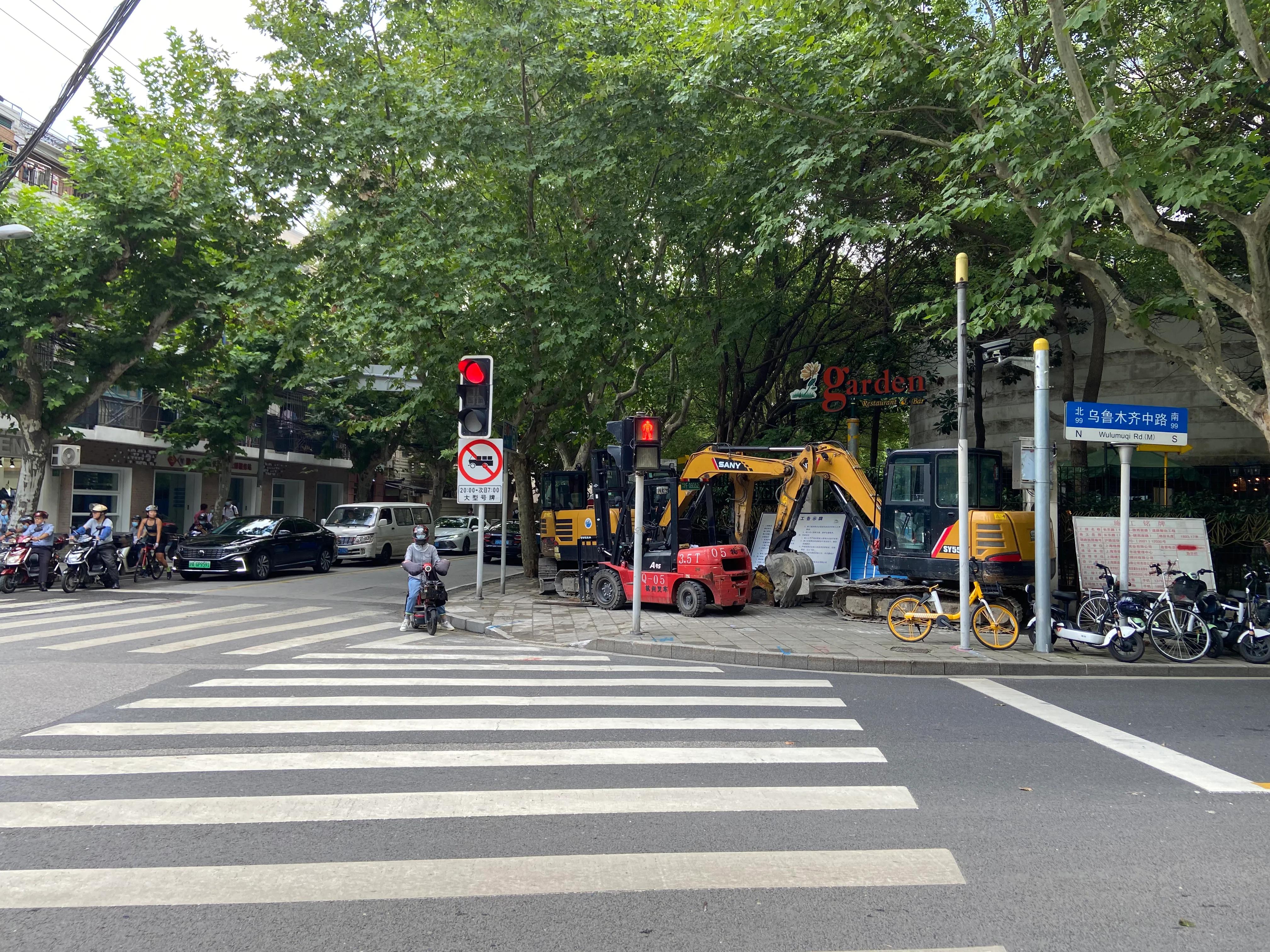 后疫时代的乌鲁木齐中路，人生海海，生活一半烟火，一半释然